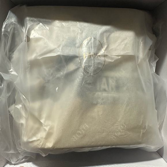 Christian Dior Beauty GWP limited edition small bucket bag. - Picture 7 of 7